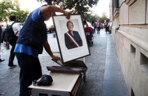 Fotos | El retiro del retrato de Bachelet de La Moneda antes del Cambio de Mando