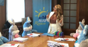 Cathy Barriga prepara celebración de Pascua y se reúne con conejos de peluche
