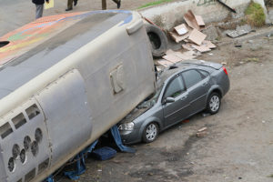 VIDEO l La dramática evacuación de los pasajeros del bus volcado en avenida Santos Ossa