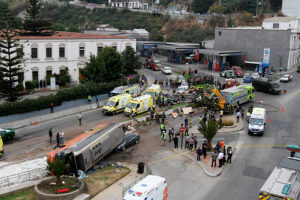 VIDEO | Accidente múltiple en Valparaíso: impactante registro muestra cuando el bus pierde el control en Santos Ossa
