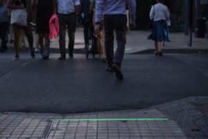 Las Condes se suma a Concepción e implementa semáforos en el piso para peatones distraídos