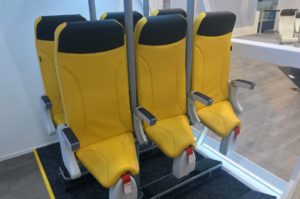Más baratos que los low cost: estrenan asientos de avión para viajar de pie