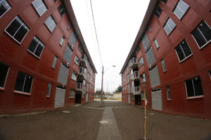 Detectan millonarios sobrecostos en construcción de viviendas sociales