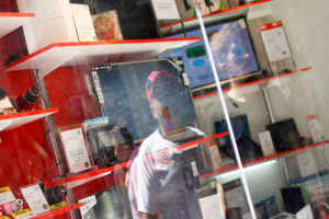 Advierten que ningún comercio o retail puede condicionar compra o garantía a entrega del RUT