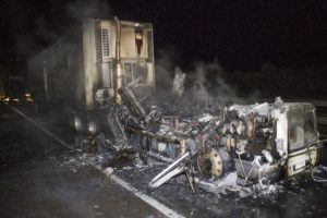 Dos camiones fueron quemados por encapuchados en el Bío Bío