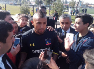 VIDEO | Arturo Vidal ya palpita el Superclásico con camiseta de Colo Colo