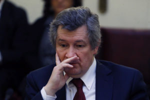 Denuncian que Gobierno pidió la renuncia a director del ISP en medio de tratamiento contra el cáncer