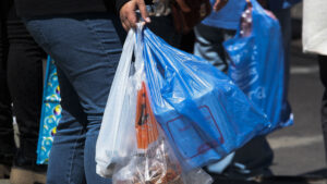 Gobierno modificará proyecto de Michelle Bachelet y buscará prohibir las bolsas plásticas en todo el país