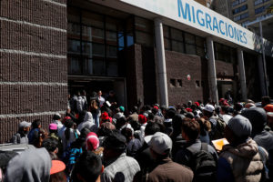 El Mercurio se burla con una caricatura en su página editorial de las filas de inmigrantes que buscan visa