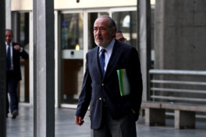 Fraude en Carabineros: Justicia acoge hipótesis del CDE y envía a ex jefe de Finanzas a prisión preventiva