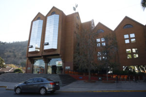 FOTOS l Frontis de Canal 13 aparece con rayados contra Luksic