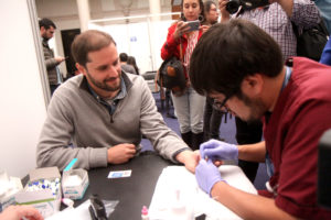 Diputados se realizan examen de VIH e instan al gobierno disponer test rápidos para la ciudadanía