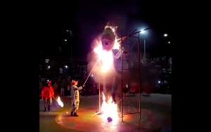 VIDEO | Queman muñeco gigante con forma de Kast en acto cultural y el ex candidato responde sin filtro