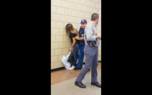 Video de violenta detención de guardia a pasajera que pidió ayuda para persona no vidente complica a Metro
