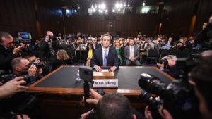 FOTOS | El truco de Mark Zuckerberg para verse más 