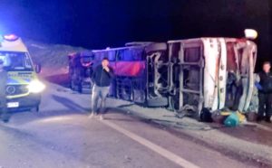 Bus de dos pisos volcó en la Ruta 5 Norte: 19 personas heridas y una de gravedad