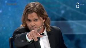 VIDEO | Sebastián Eyzaguirre usa las pantallas de CQC para su teoría conspirativa por 