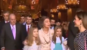 VIDEO | Reina Letizia de España impide a su suegra que se saque fotos con las infantas