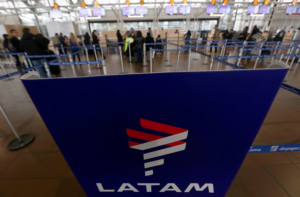 Tripulantes de Latam Airlines confirman huelga desde el martes