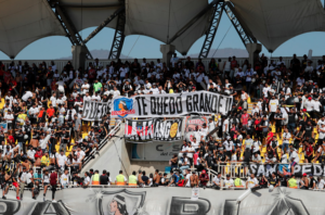 Hinchas de Colo Colo reciben con duros cánticos a Pablo Guede y los jugadores en partido contra San Luis