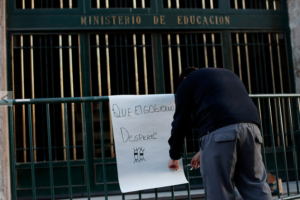La escuela despolitizada y el 57% dictatorial
