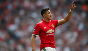 Clase mundial: Alexis saluda a todos sus ex compañeros del Arsenal y abraza a Wenger