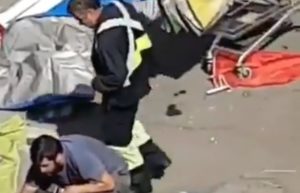 VIDEO | Funcionarios de Santiago se adueñan de mercadería que la Municipalidad le quita a ambulantes