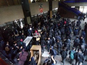 FOTOS | Alumnos del Instituto Nacional realizan retoma del establecimiento tras asamblea