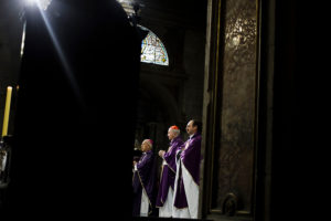 Cardenal Errázuriz insiste en su defensa desde el Vaticano: 