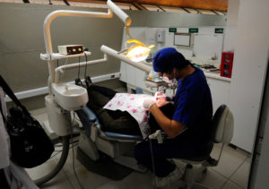 Colegio de Dentistas denuncia a grandes prestadores de inflar precios y ofrecer descuentos falsos