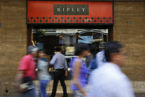 Quiebre en la familia controladora de Ripley: Verónica Calderón demanda a sus hermanos