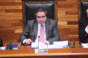 La otra querella que complicó a Carlos Carmona: lo denunciaron por acoso laboral en el TC