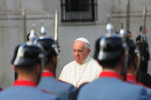 A los católicos que aplaudieron torturas a imputados ecuatorianos les explotó la cabeza con mensaje del Papa