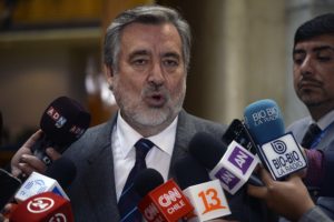 Guillier ironiza con Bombo Fica las quejas de Chile Vamos por dictamen de Contraloría