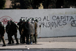 Carabineros revoca orden que restringía a funcionarios usar armas en marchas masivas