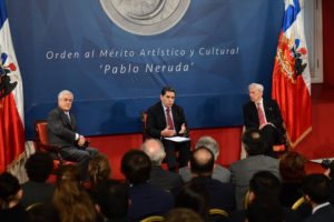 VIDEO | Graban reacción de Sebastián Piñera por el temblor durante diálogo con Mario Vargas Llosa