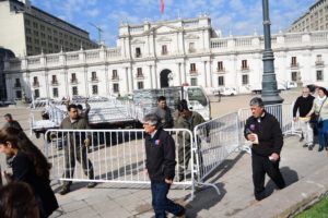 FOTOS | Gobierno retira vallas papales que protegían La Moneda desde hace siete años
