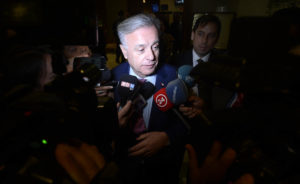 Arremetida del FA contra ministro Santelices hace agua: informes PS desestiman acusación constitucional