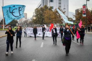 VIDEO | Mujeres logran sacar a encapuchados que se enfrentaban con Carabineros en marcha feminista