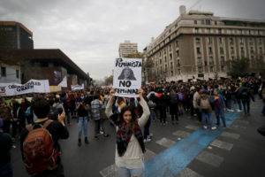 FOTOS | Emotivo abrazo entre carabinera y manifestantes de la marcha feminista da la vuelta Chile