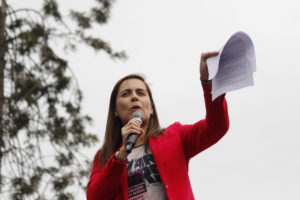 Valdebenito le recuerda a Cecilia Pérez las tres mujeres apuñaladas durante marcha en medio de denuncia por un tuit