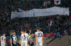 FOTOS | Hinchas de la U despliegan grotescos lienzos contra Raimundo Tupper y apoyan a fanático sancionado
