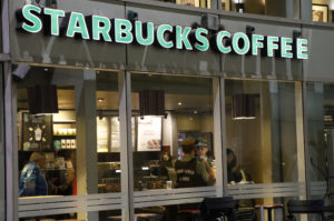 Encuentran sin vida en un Starbucks de Providencia a alumna del Nido de Águilas que era buscada por sus padres