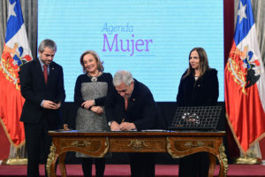 Piñera firma primera medida de Agenda Pro Mujer con gesto a Bachelet y a Daniela Vega