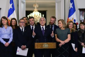 Piñera recibe las 94 propuestas de la comisión de infancia: 