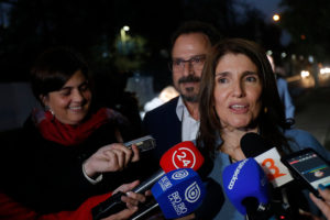 Ex ministros de Michelle Bachelet cuestionan 