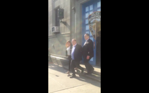 VIDEO | El momento exacto en que Harvey Weinstein sale esposado y sonriendo de la policía de Nueva York