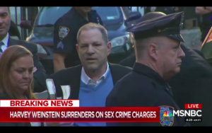 Harvey Weinstein queda en libertad vigilada tras pagar una fianza de un millón de dólares