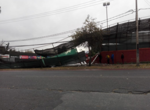 FOTOS + VIDEOS | Fuertes vientos en la Región Metropolitana: Juan Pinto Durán se llevó la peor parte