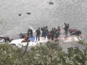 FOTOS | Un muerto deja caída de bus militar con 28 pasajeros en estuario de Reloncaví